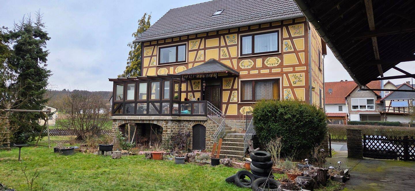 Immobilie in Gladenbach - Ideal für Tierhaltung: Wohnhaus mit Stallungen und Scheune mit 3603 m² Grundstück - Bild 1