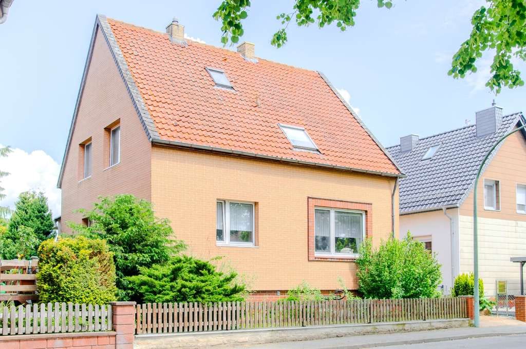 Immobilie in Jerxheim - Viel Platz für eigene Ideen: Sanierungsbedürftiges Einfamilienhaus mit großem Garten! - Bild 0