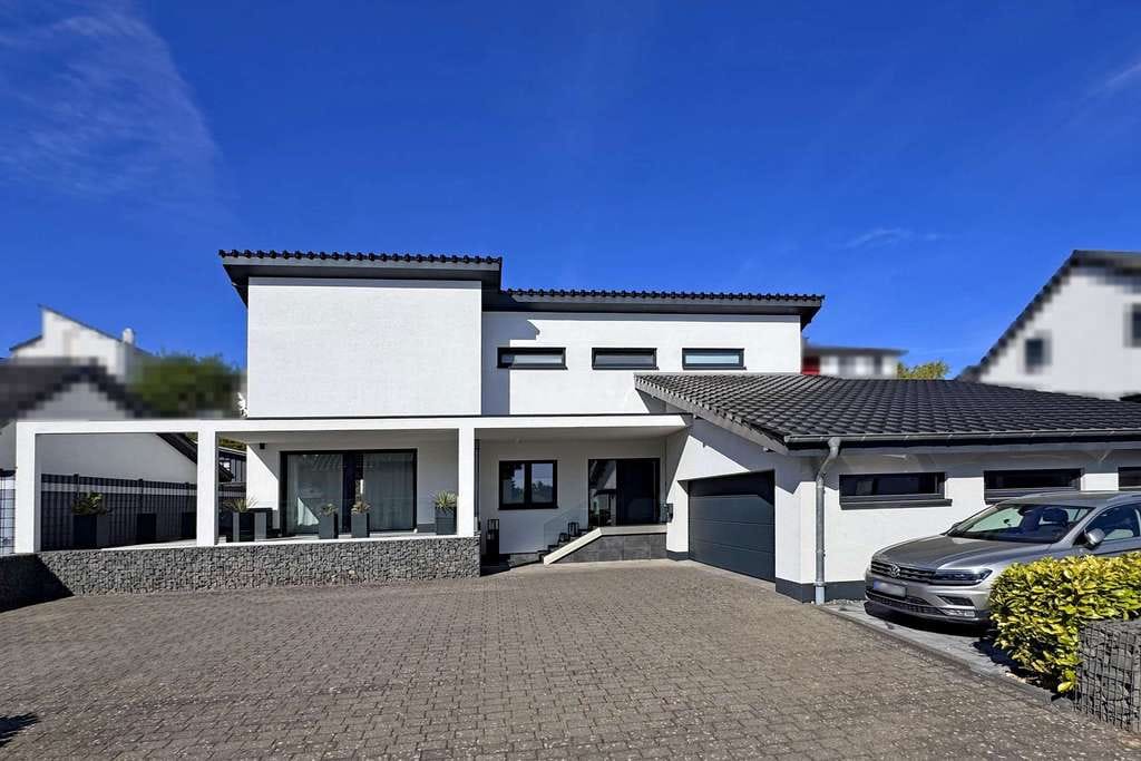 Immobilie in Bekond - Bekond - Wohnen auf höchstem Niveau – Exklusives Einfamilienhaus in begehrter Lage - Bild 1