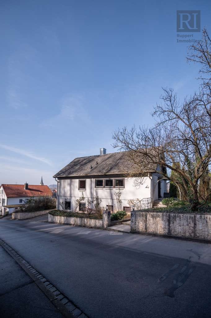 Immobilie in Eltmann - Zuhause mit Potenzial - großzügiges Einfamilienhaus - Bild 0
