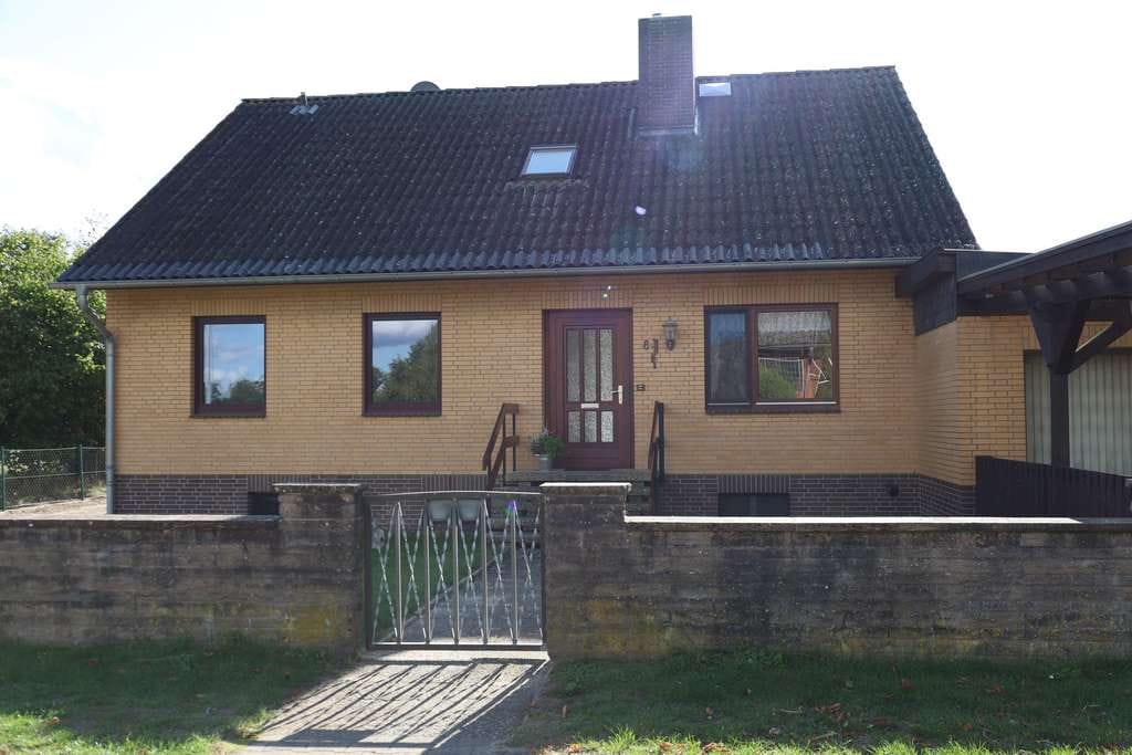 Immobilie in Gusborn - gepflegtes Einfamilienhaus mit Einliegerwohnung und Bauplatz in Gusborn - Bild 1