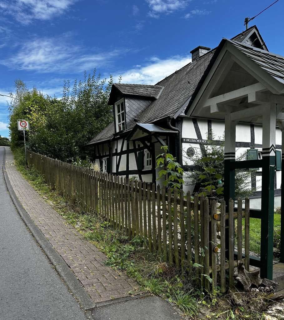 Immobilie in Kirchen (Sieg) - Seltenes Schmuckstück * Wohnen mit Geschichte und Komfort am Fuße der Freusburg * mit großer Scheune - Bild 1