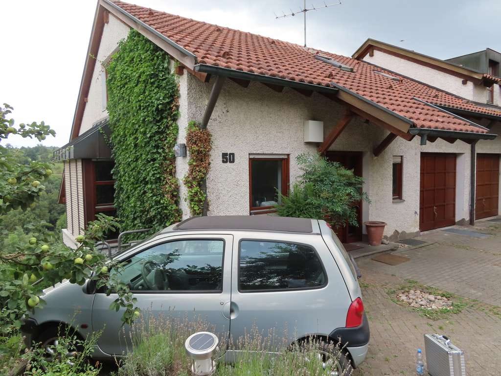 Immobilie in Neuhausen auf den Fildern - Charmantes Einfamilienhaus mit ELW, Garage & Garten in Neuhausen - Bild 0