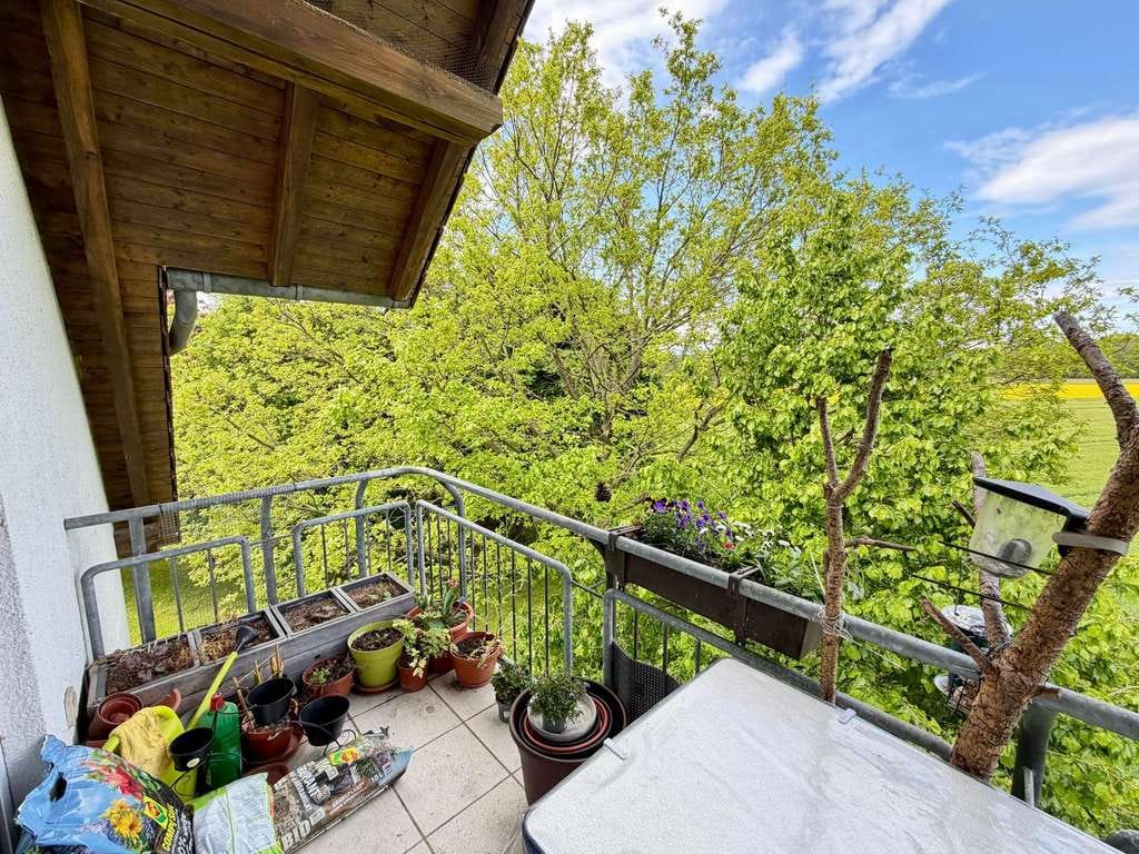 Immobilie in Arnsdorf - In idyllischer Lage und mit Ausblick ins Grüne! Attraktive Dachgeschoss-Wohnung mit zwei Balkonen! - Bild 3