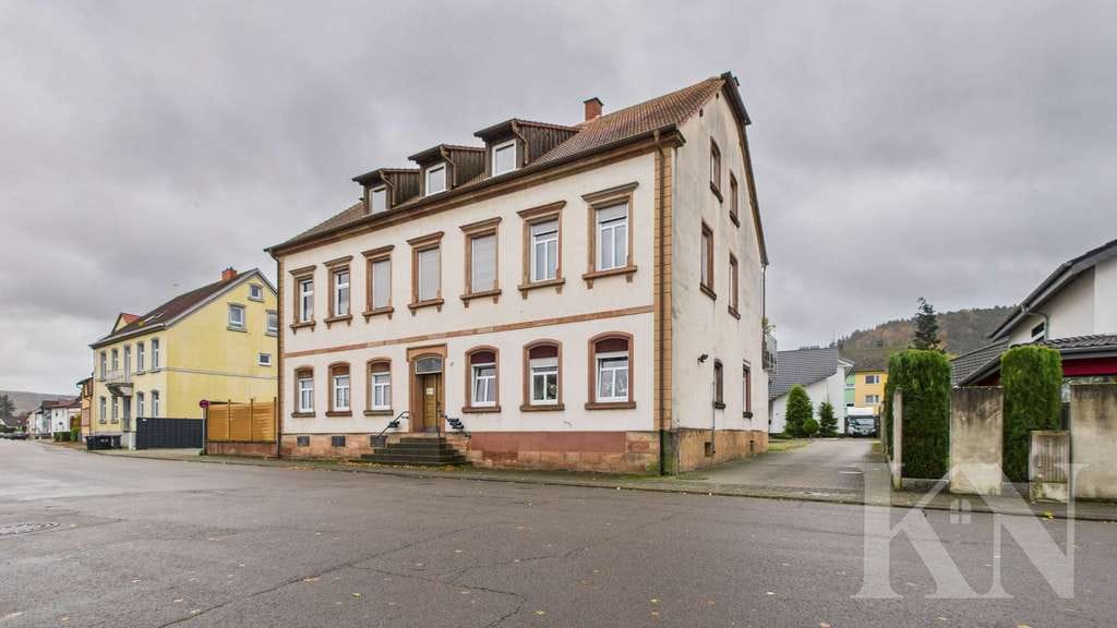 Immobilie in Bruchmühlbach-Miesau - Wohnen mit Charme – helle Erdgeschosswohnung mit Terrasse und Altbau-Flair! - Bild 0