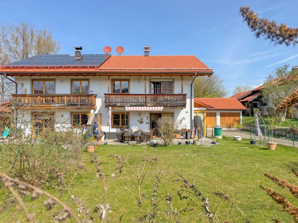Immobilie in Greiling - NAUTR. RUHE. LEBEN - Sonniges Familienhaus mit viel Platz & nachhaltiger Technik - Bild 1