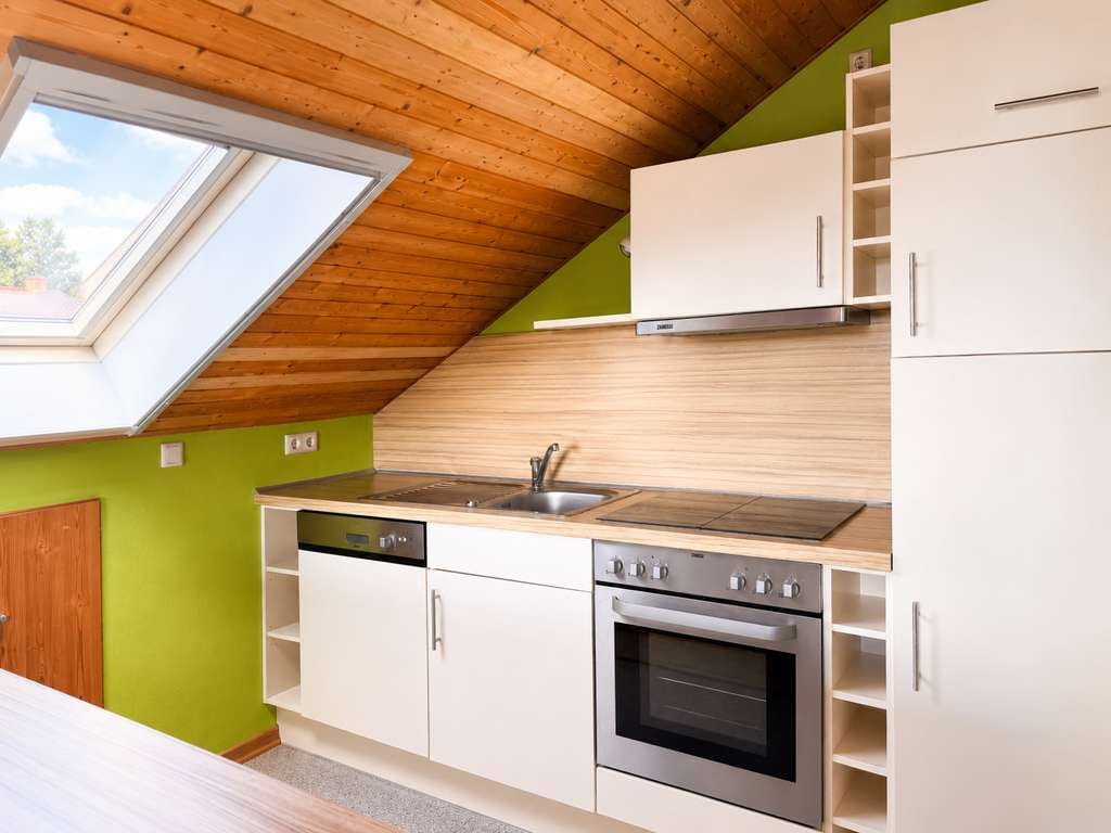 Immobilie in Abtsteinach - Helle Dachgeschosswohnung mit                                         Stellplatz und Blick ins Grüne - Bild 2