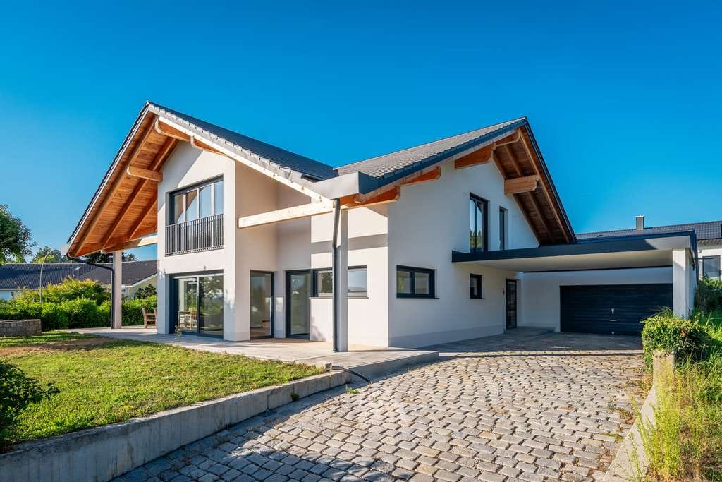 Immobilie in Rotthalmünster - Neuerbaute Landhausvilla für 1 - 2 Familien mit exklusiver Ausstattung in erhöhter und ruhigen Lage - Bild 1