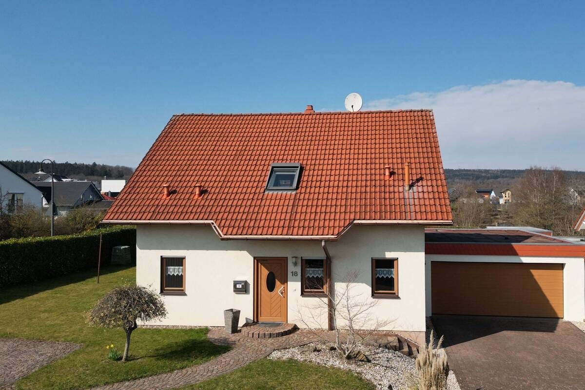 Immobilie in Reinsfeld - Gepflegtes Einfamilienhaus in Reinsfeld mit Kamin, Garten und Balkon - Bild 1