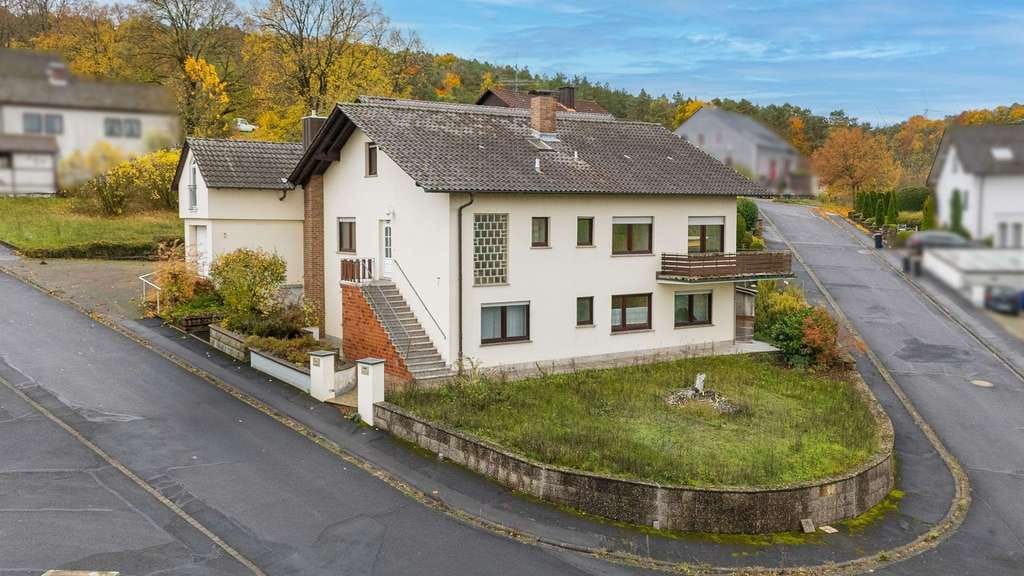 Immobilie in Eußenheim - Eigenbedarf oder Rendite: Mehrfamilienhaus plus Rohbauoption, Garten & Terrasse in Bühler-Eußenheim - Bild 1