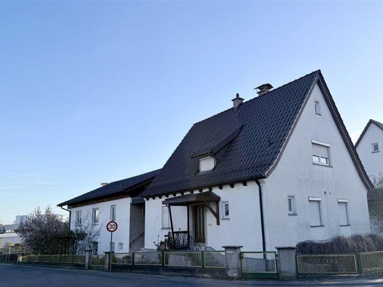 Immobilie in Coburg - über 8.00% Rendite: Einmaliger Mix: Bungalow mit Einliegerwohnung + EFH, leer - Bild 0
