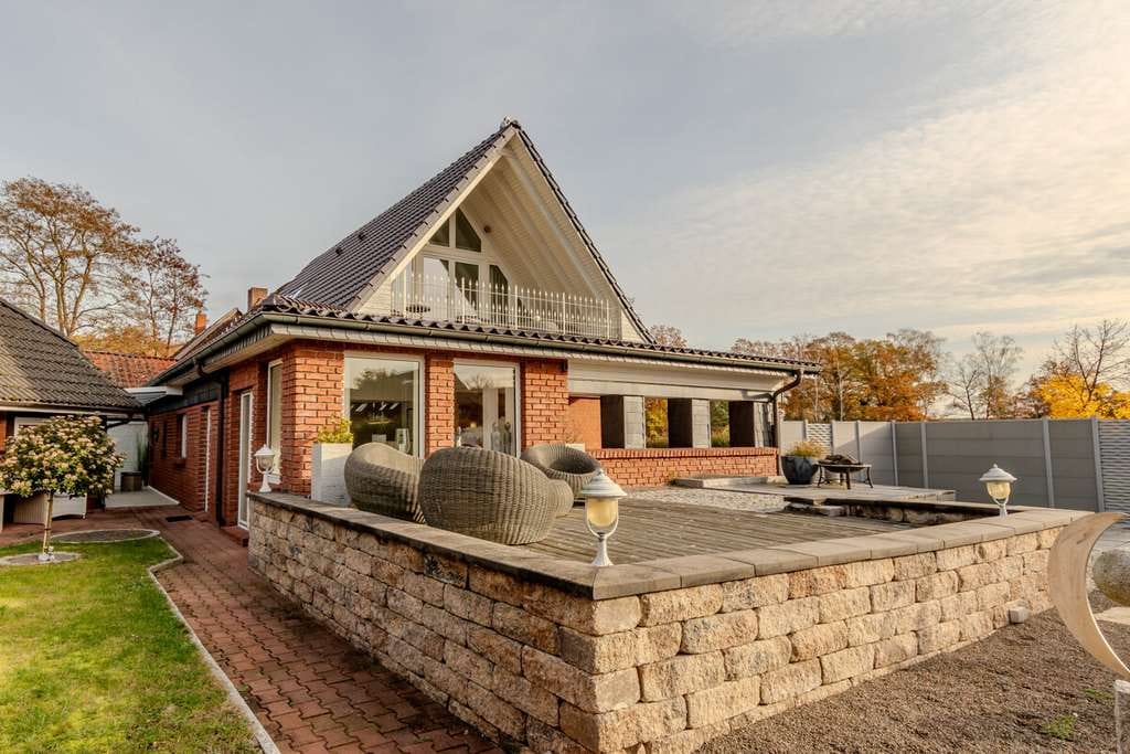 Immobilie in Lüchow - Gepflegtes Einfamilienhaus mit Gästehaus und großzügiger Werkstatt und Garage - Bild 0