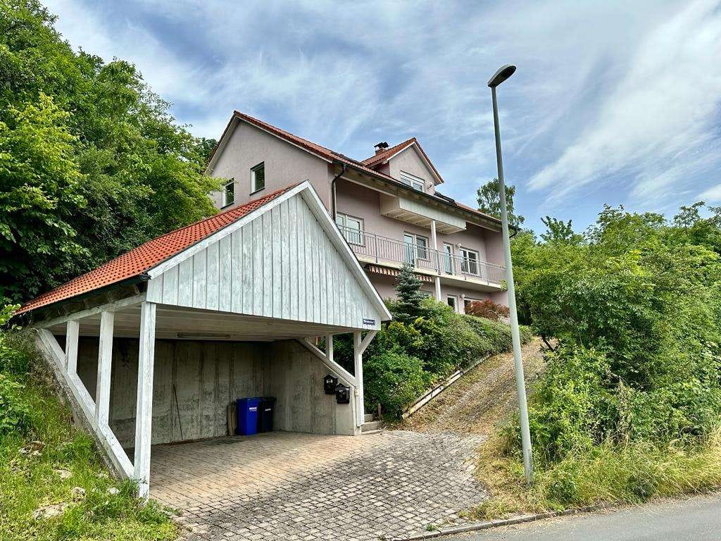 Immobilie in Ködnitz - Unverbaubarer Panoramablick!
Großzügige 4-Zimmer-Wohnung im Dachgeschoss vor den Toren Kulmbachs - Bild 1