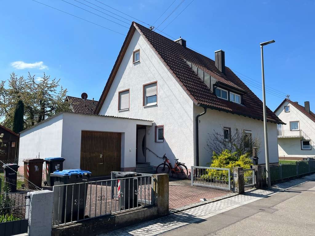 Immobilie in Meitingen - Zweifamilienhaus mit großem Grundstück – vielseitig nutzbar für Eigennutzer oder Investoren - Bild 1