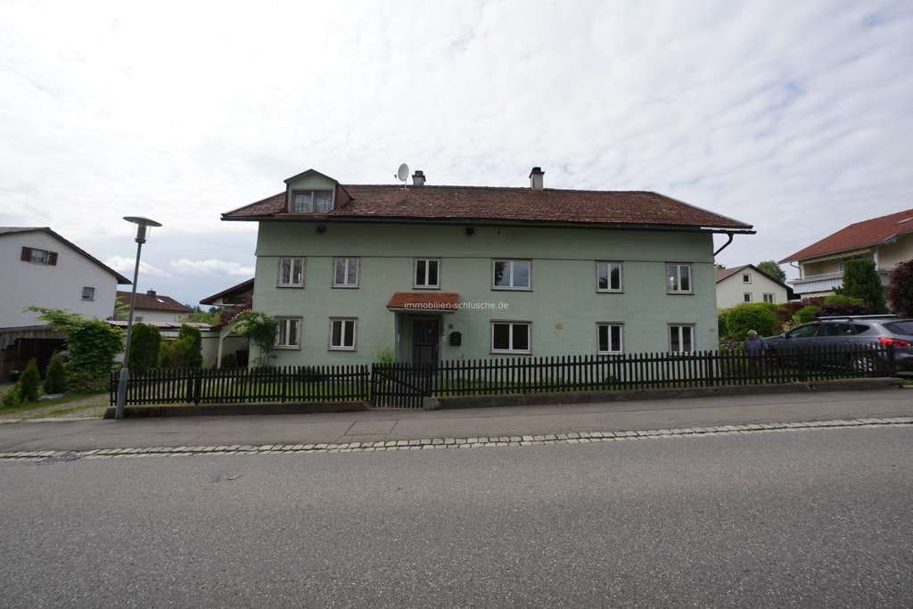 Immobilie in Lindenberg im Allgäu - Sofort beziehbares großes Zweifamilienhaus mit Bergblick zum Schnäppchenpreis in Lindenberg - Bild 0