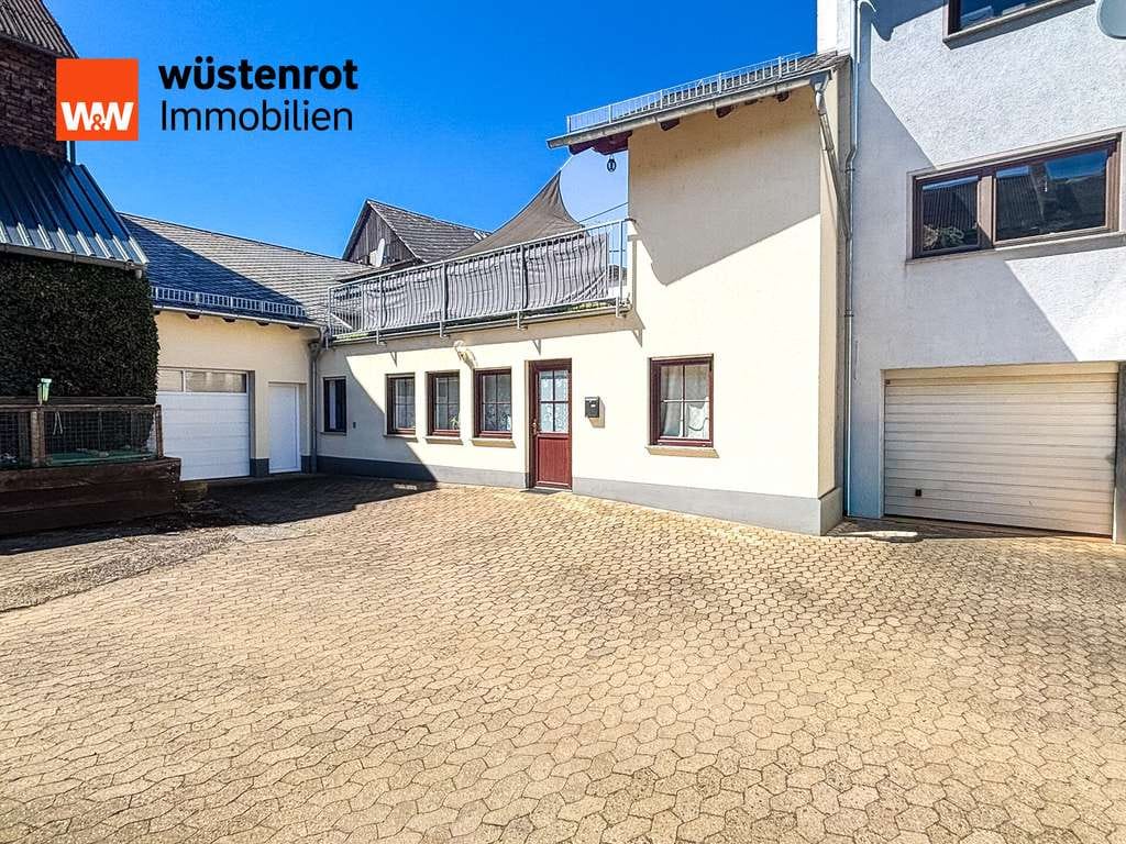 Immobilie in Weisel - Vielseitiges Zweifamilienhaus mit Garage & Doppelgarage in ruhiger Lage von Weisel - Bild 0