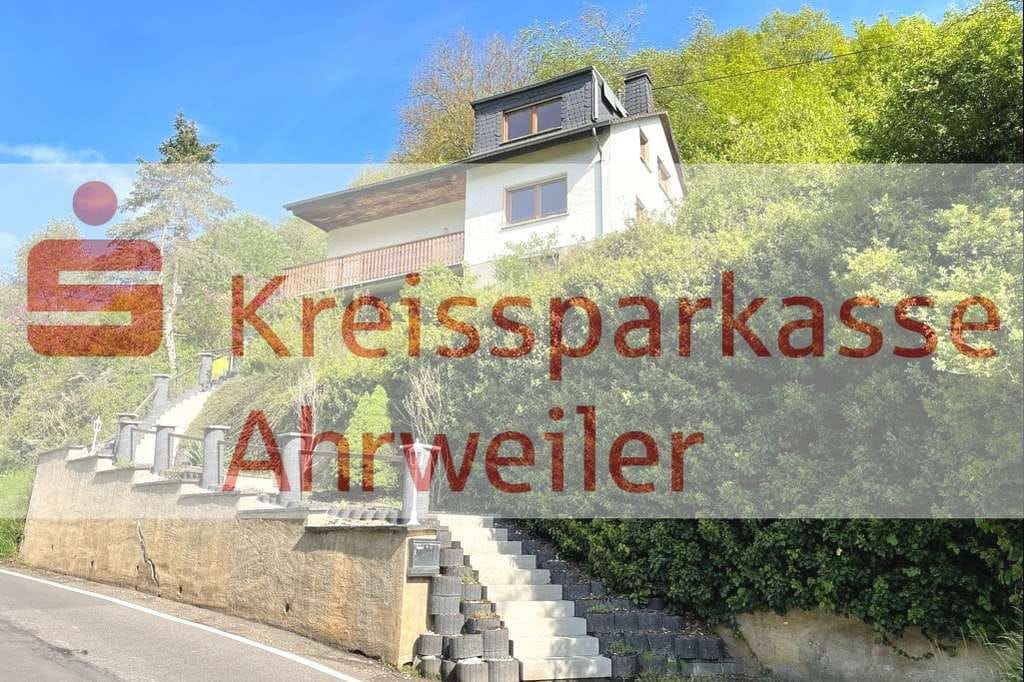 Immobilie in Ahrbrück - Charmantes Einfamilienhaus in erhöhter Lage von Ahrbrück mit traumhafter Aussicht - Bild 0