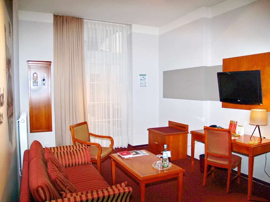 Immobilie in Baden-Baden - Langfristig vermietetes Hotel-Appartment im Batschari-Palais - Bild 2