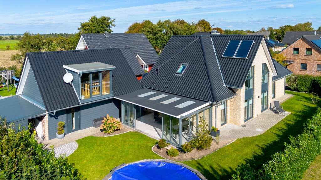 Immobilie in Horstedt - Wohn-Highlight mit Stil und viel Platz: modernes Einfamilienhaus nahe Nordsee und Husum. - Bild 2