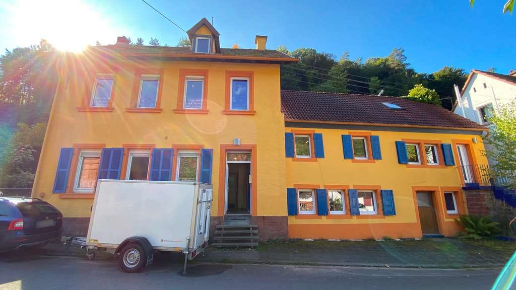 Immobilie in Rinnthal - Charmantes Wohnhaus mit Geschichte und Charakter – ca. 191,8 m² Wohnfläche, zwei Eingänge, liebevoll - Bild 1