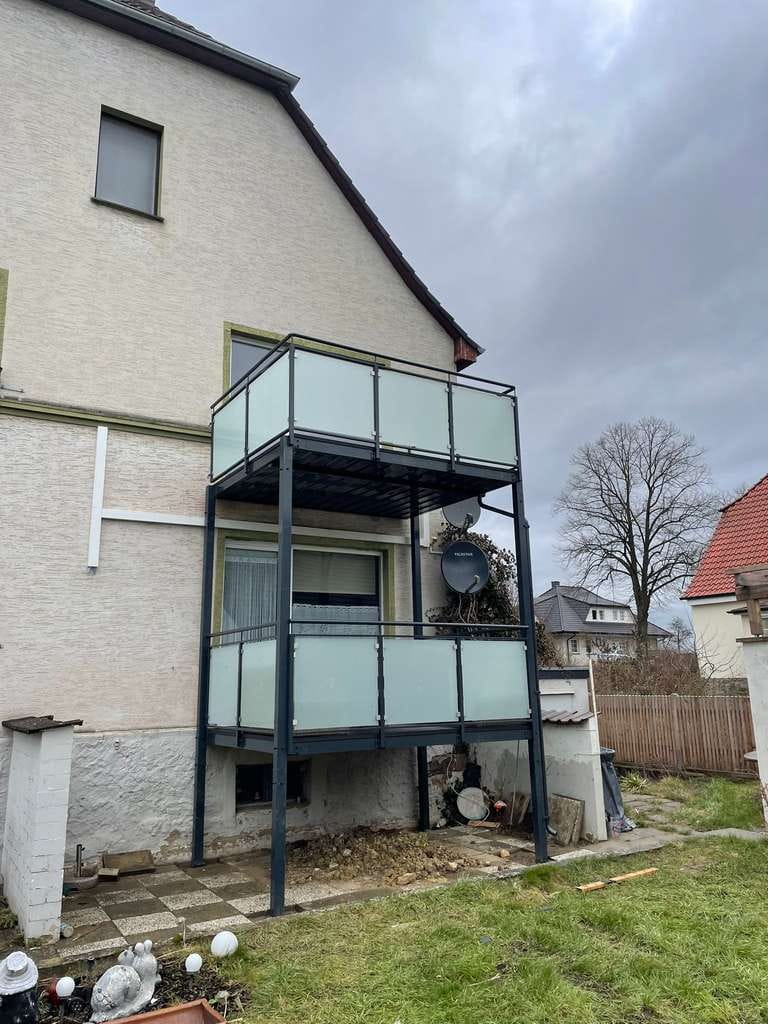Immobilie in Warburg - Schönes Zweifamilienhaus (Energieklasse A) mit angrenzendem Baugrundstück in Warburg - Bild 1