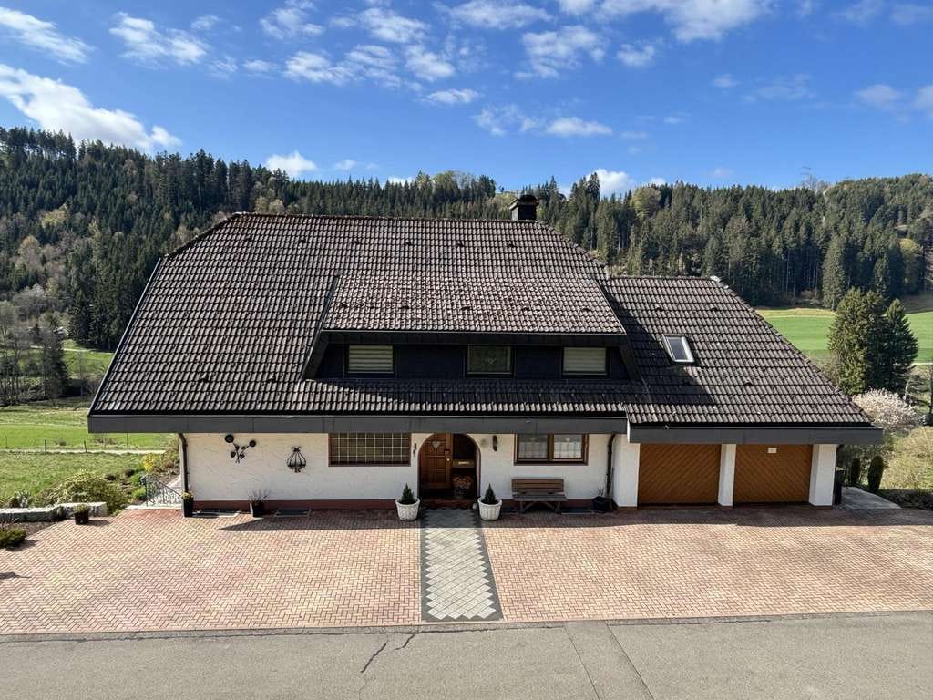 Immobilie in Lenzkirch - Ihr neues Zuhause im Grünen: Großzügiges Einfamilienhaus mit Einliegerwohnung - Bild 0