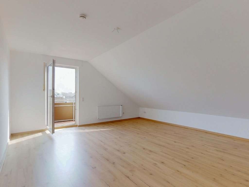 Immobilie in Delbrück - Dachgeschosswohnung mit Balkon & Stellplatz – ideal für Eigennutzer oder Kapitalanleger - Bild 2