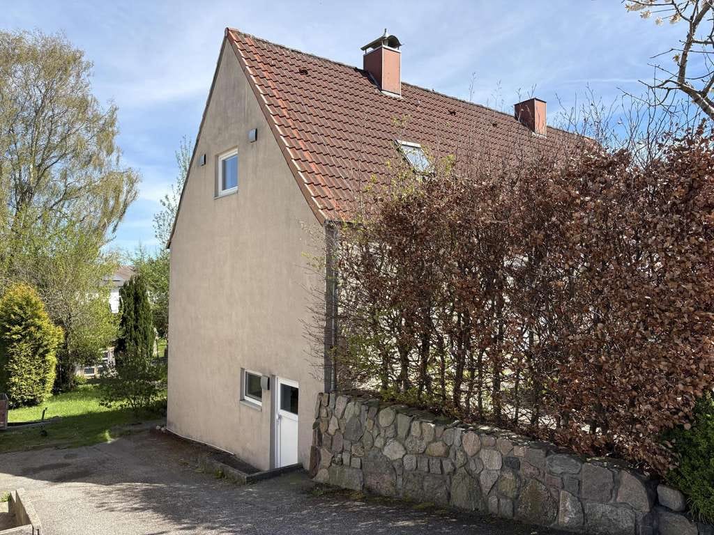 Immobilie in Schleswig - Charmante Doppelhaushälfte mit Garten und vielseitiger Nutzfläche in Schleswig-Friedrichsberg - Bild 1