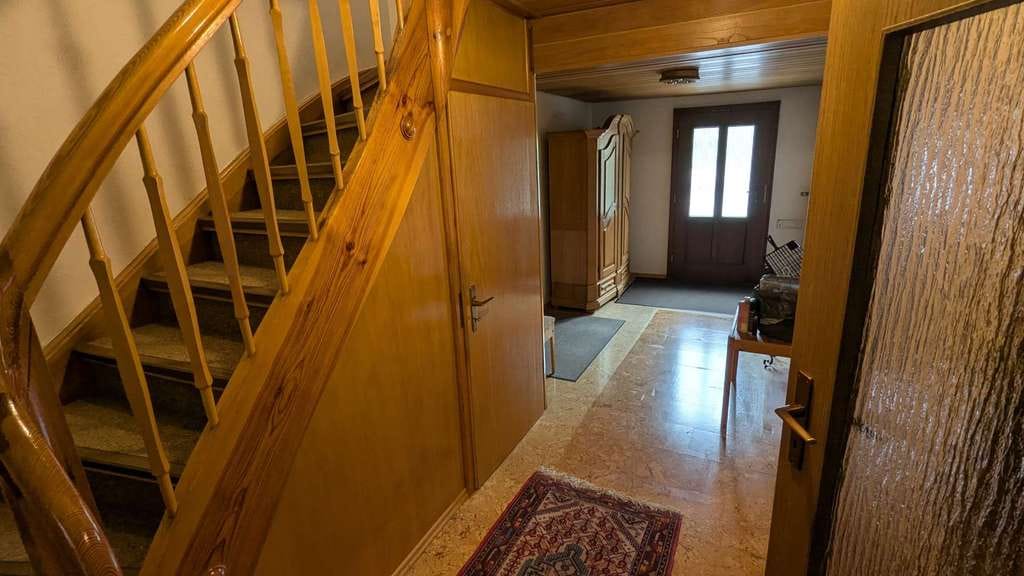 Immobilie in Kitzingen - Gepflegtes Reihenmittelhaus mit rustikalem Charme und Garten in Kitzingen - Bild 1