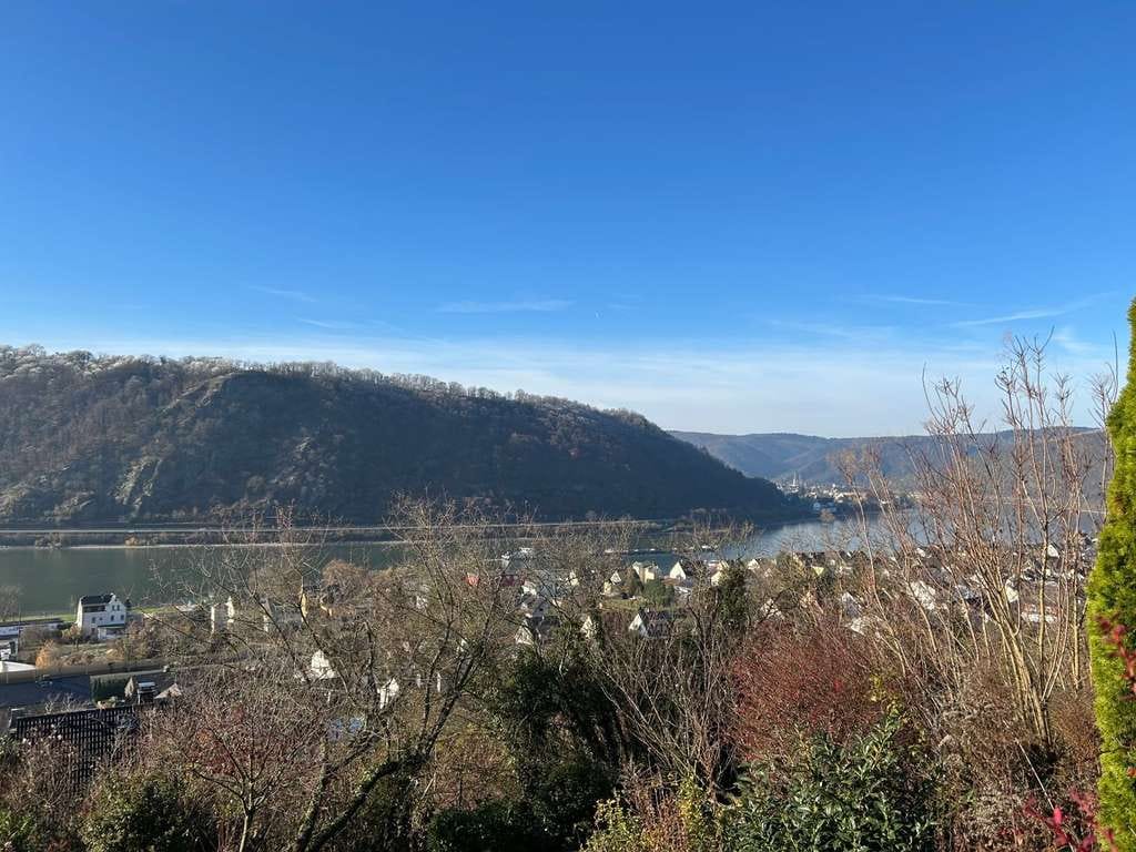 Immobilie in Kamp-Bornhofen - Kamp-Bornhofen: Einfamilienhaus mit Einliegerwohnung und unverbaubaren Blick auf den Rhein  - Bild 1