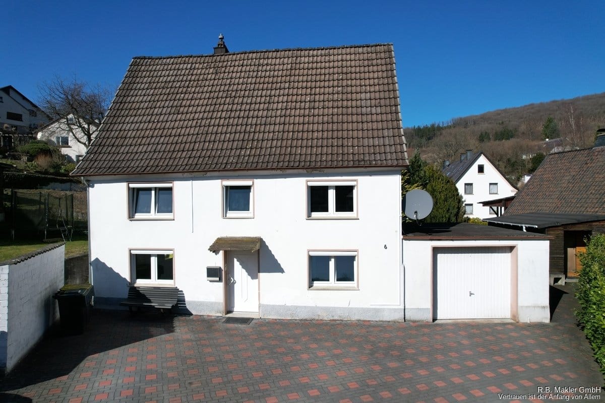 Immobilie in Plettenberg - R.B. Makler: Einfamilienhaus mit Charme und großem Grundstück! Viel Potenzial in ruhiger Lage! - Bild 1