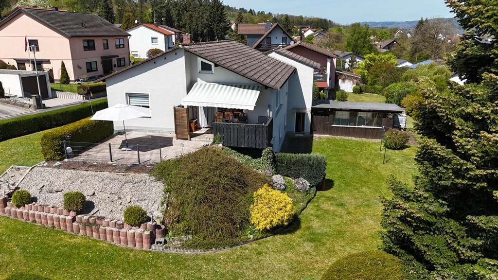 Immobilie in Untersteinach - Einfamilienhaus mit Panoramablick und großzügigem Garten - Bild 0