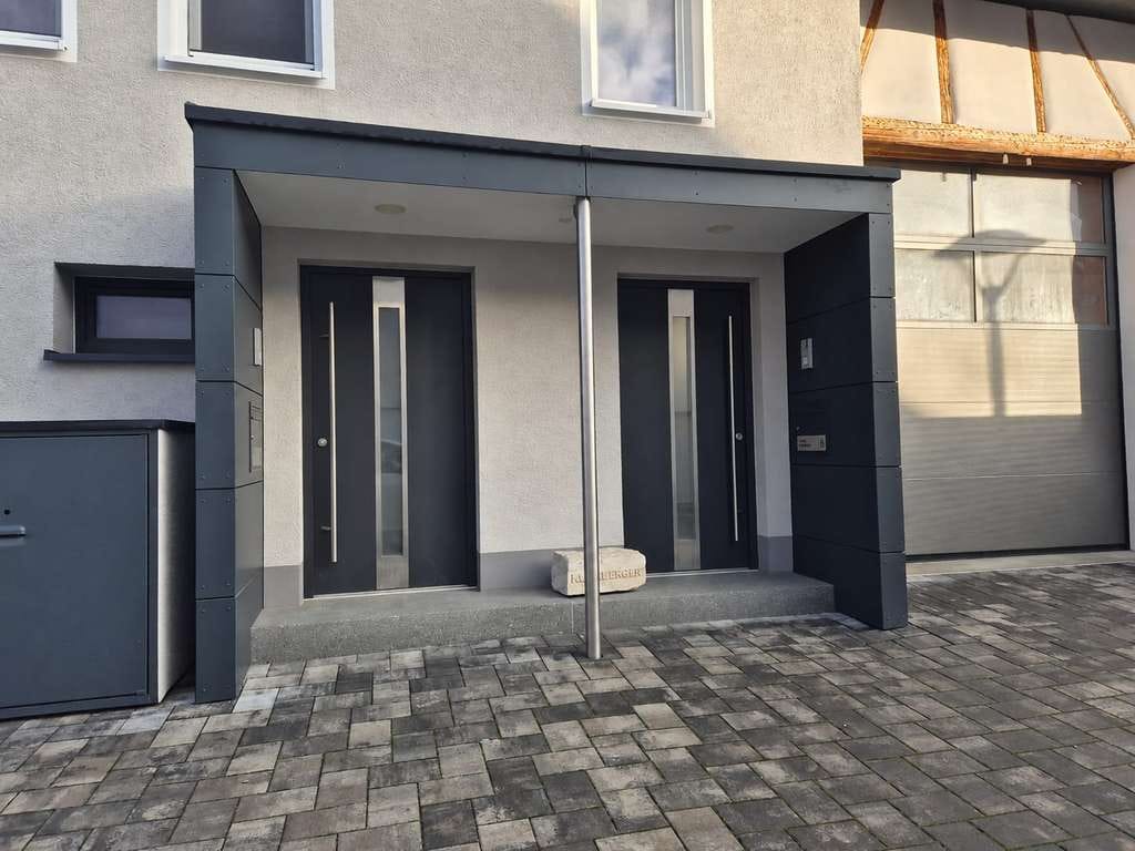 Immobilie in Grabenstetten - Kernsaniertes Wohnhaus mit Einliegerwohnung, Werkstattgarage & PV‑Anlage in Grabenstetten - Bild 1