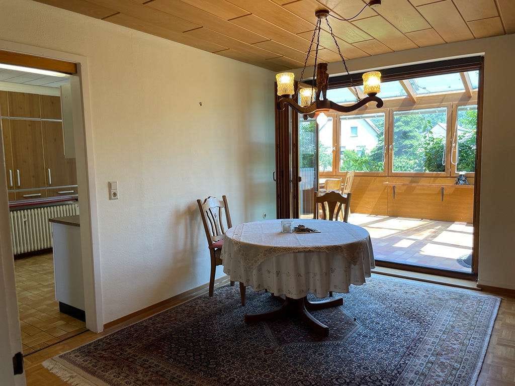 Immobilie in Hessigheim - Großzügige  Doppelhaushälfte mit Wintergarten, Balkon, Garage und sep. Schulungsraum, aufgetei - Bild 3