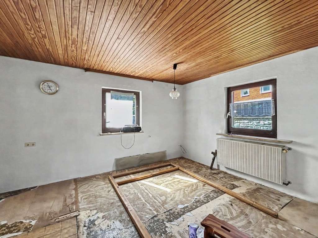 Immobilie in Bayerisch Eisenstein - Bayerisch Eisenstein: Viel Raum für Ideen - Wohnhaus mit Garagen, Werkstatt und Sanierungspotenzial - Bild 4