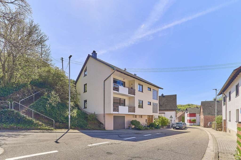 Immobilie in Eppenbrunn - Freistehendes Zweifamilienhaus mit Charme - Ideal für Eigennutzer oder Mehrgenerationen - Bild 0