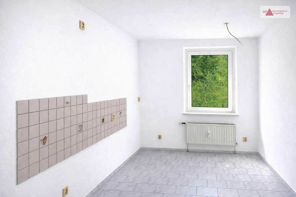 Immobilie in Oelsnitz/Erzgeb. - Sonnige Eigentumswohnung mit Stellplatz – Wohnen in der Nähe vom Bürgerpark in Oelsnitz/Erzgebirge - Bild 2
