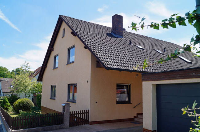 Immobilie in Roßtal - Roßtal-Ortskern: Zweifamilienhaus mit Doppelgarage in bester Wohnlage zu verkaufen! - Bild 0