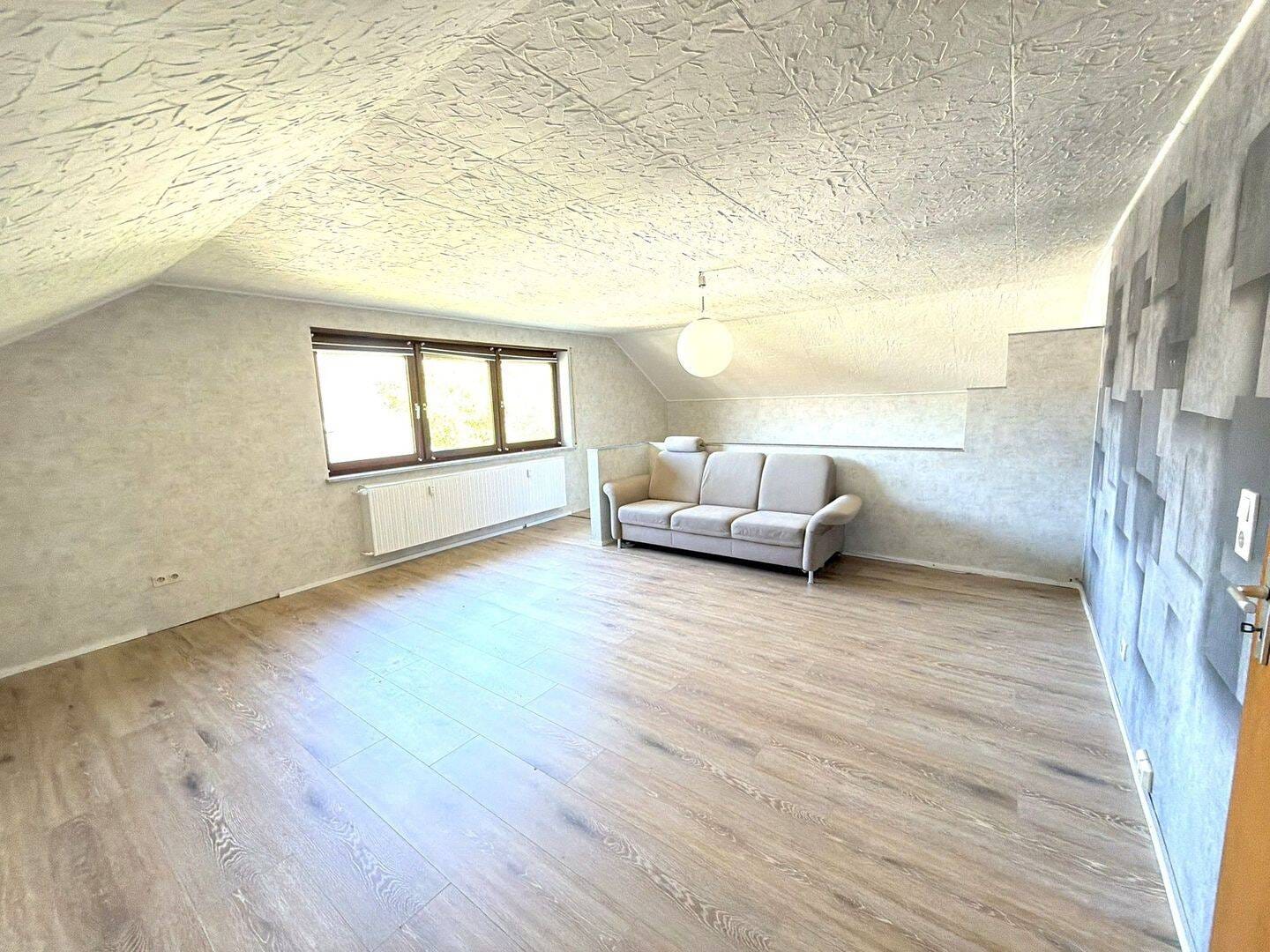 Immobilie in Rieschweiler-Mühlbach - Freistehendes Zweifamilienhaus mit Wintergarten, 2 Garagen und vielseitigen Nutzungsmöglichkeiten - Bild 2