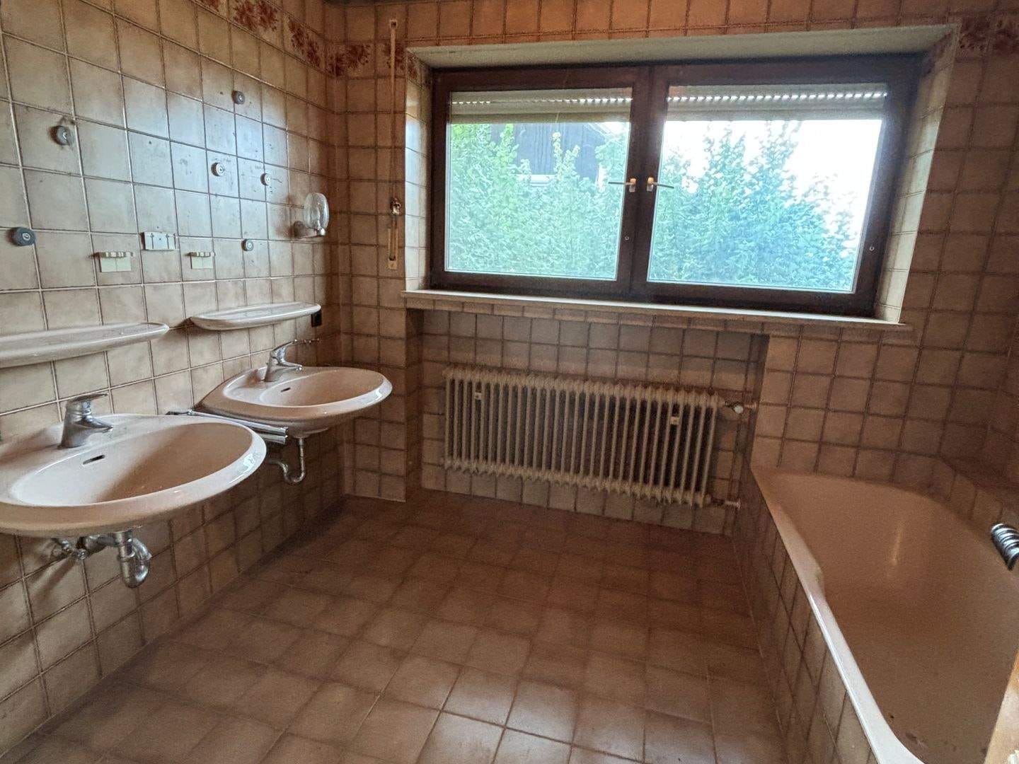 Immobilie in Wolnzach - Sanierungsbedürftiges Einfamilienhaus mit zwei Baugrundstücken in Wolnzach - Bild 4