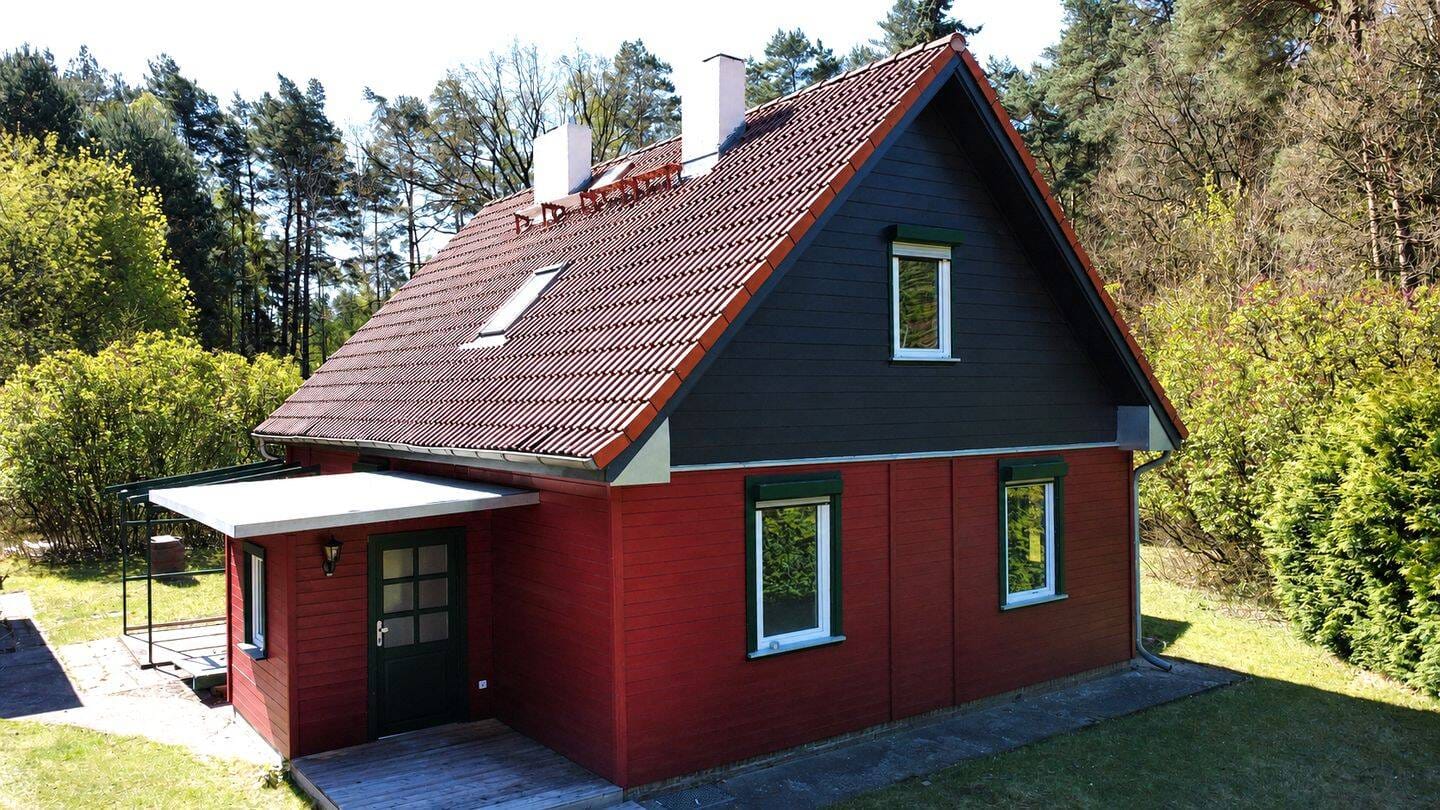 Immobilie in Lindow (Mark) - Ihr Rückzugsort im Grünen - Holzhaus mit Carport und Nebengebäude am Waldrand - Bild 0
