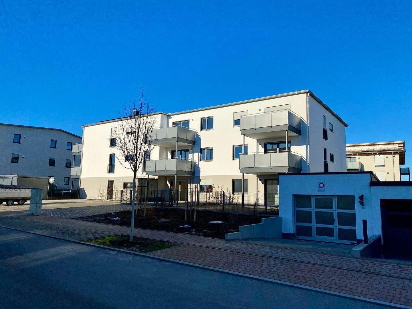 Immobilie in Ergoldsbach - 2-Zimmer-ETW mit Balkon,Aufzug,Tiefgarage,KfW40+,provfrei - Bild 1