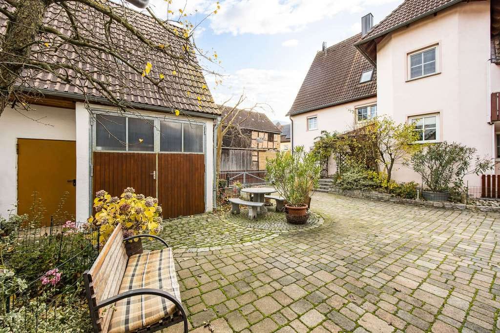 Immobilie in Diespeck - Gepflegtes Dreifamilienhaus - Ideal für Mehrgenerationenwohnen - Bild 1