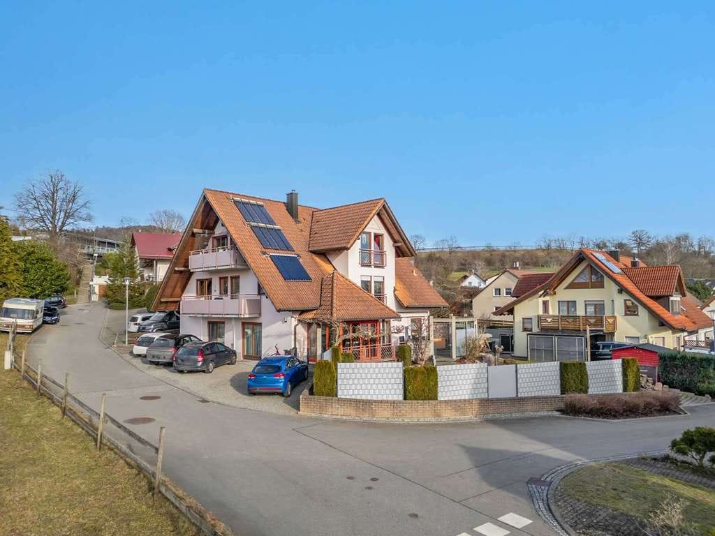 Immobilie in Salem - Attraktives 3-Familienhaus (Mehrgenerationenhaus) mit großer Hauptwohnung in ruhiger Lage von Beuren - Bild 2