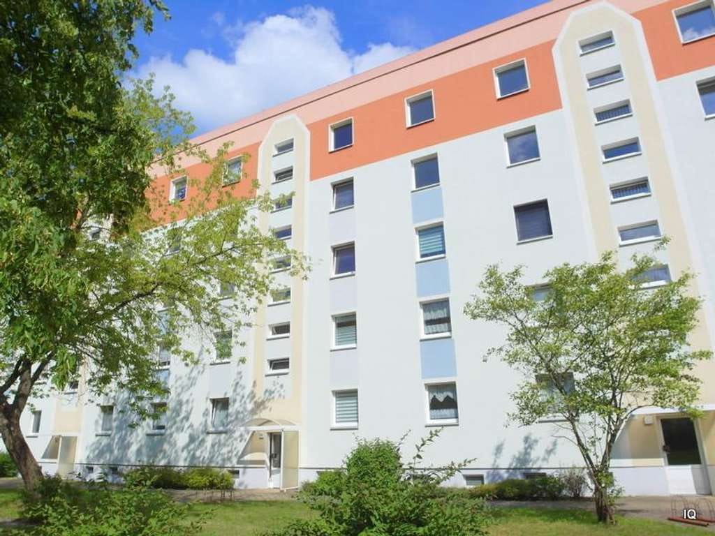 Immobilie in Lauchhammer - Preiswerte und renovierungsbedürftige 2-Zimmer-Wohnung im 4.OG mit Balkon - Bild 0