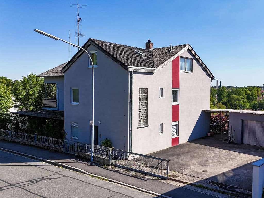 Immobilie in Grafenwöhr - Kapitalanlage oder Eigennutzung! Zweifamilienhaus mit Ausbaureserve in begehrter Wohnlage - Bild 2