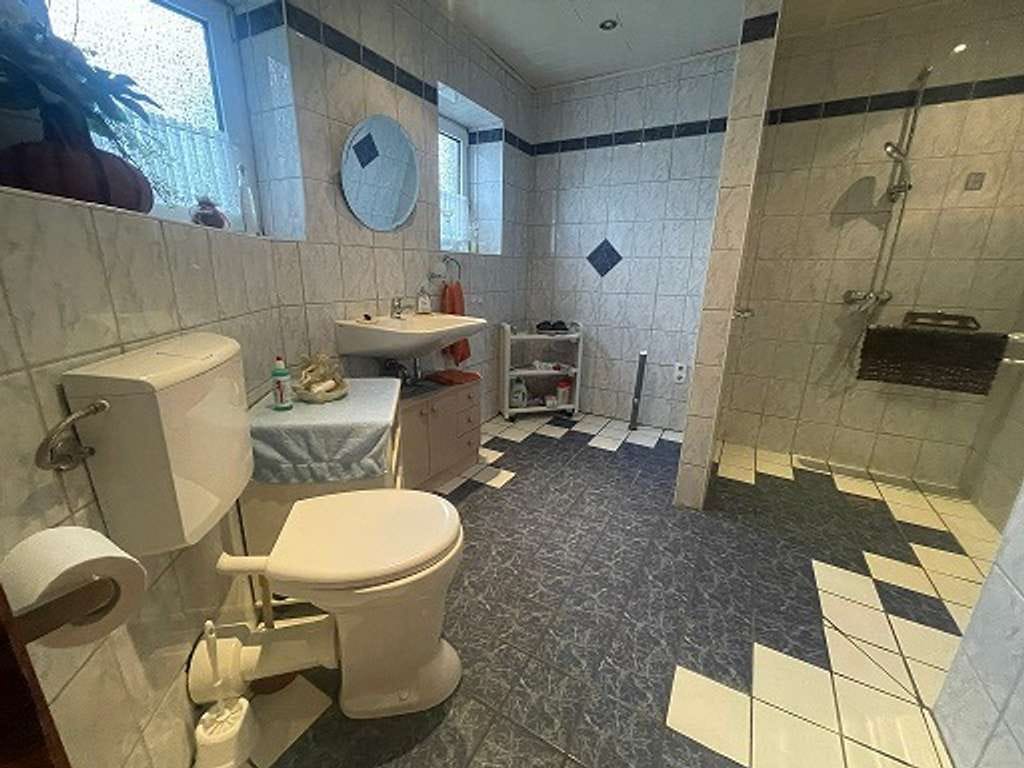 Immobilie in Moormerland - Großzügiges Zweifamilienhaus mit Ausbaureserven in Moormerland-Neermoor - Bild 4