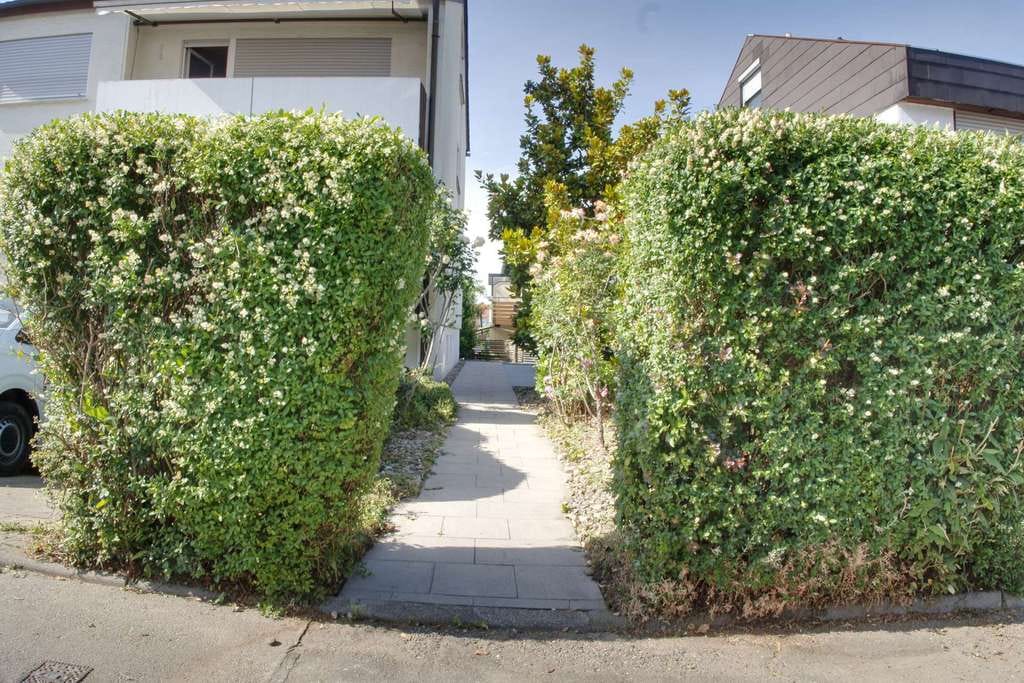 Immobilie in Freiberg am Neckar - Großzügige Doppelhaushälfte mit 3 separaten Wohnungen – Ideal als Mehrgenerationenhaus - Bild 2