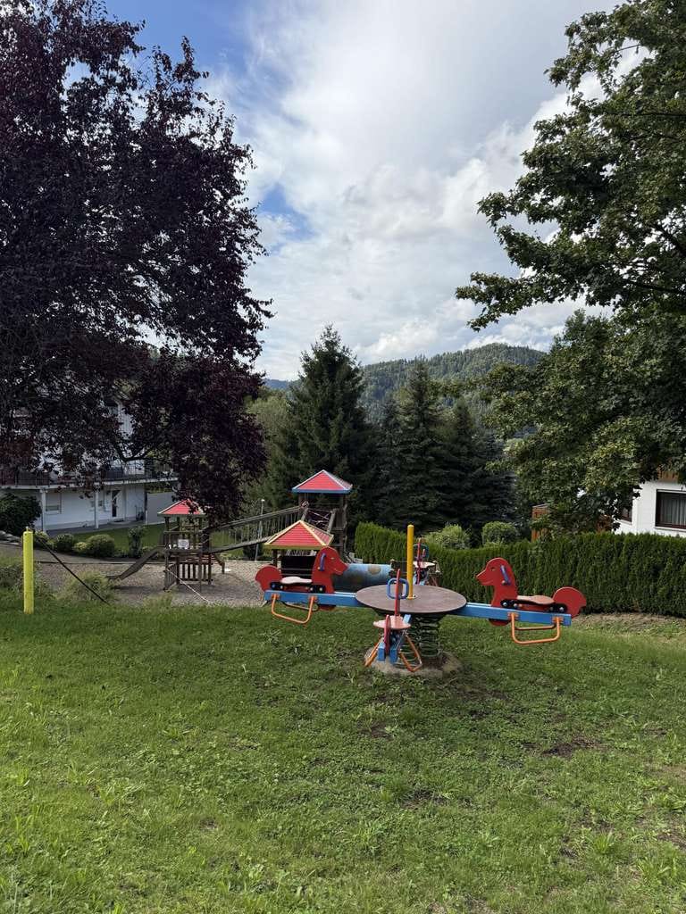 Immobilie in Hausach - Ein Zuhause zum Wohlfühlen – helles Reihenhaus mit Kachelofen, Balkon und lichtdurchflutetem Studio  - Bild 4