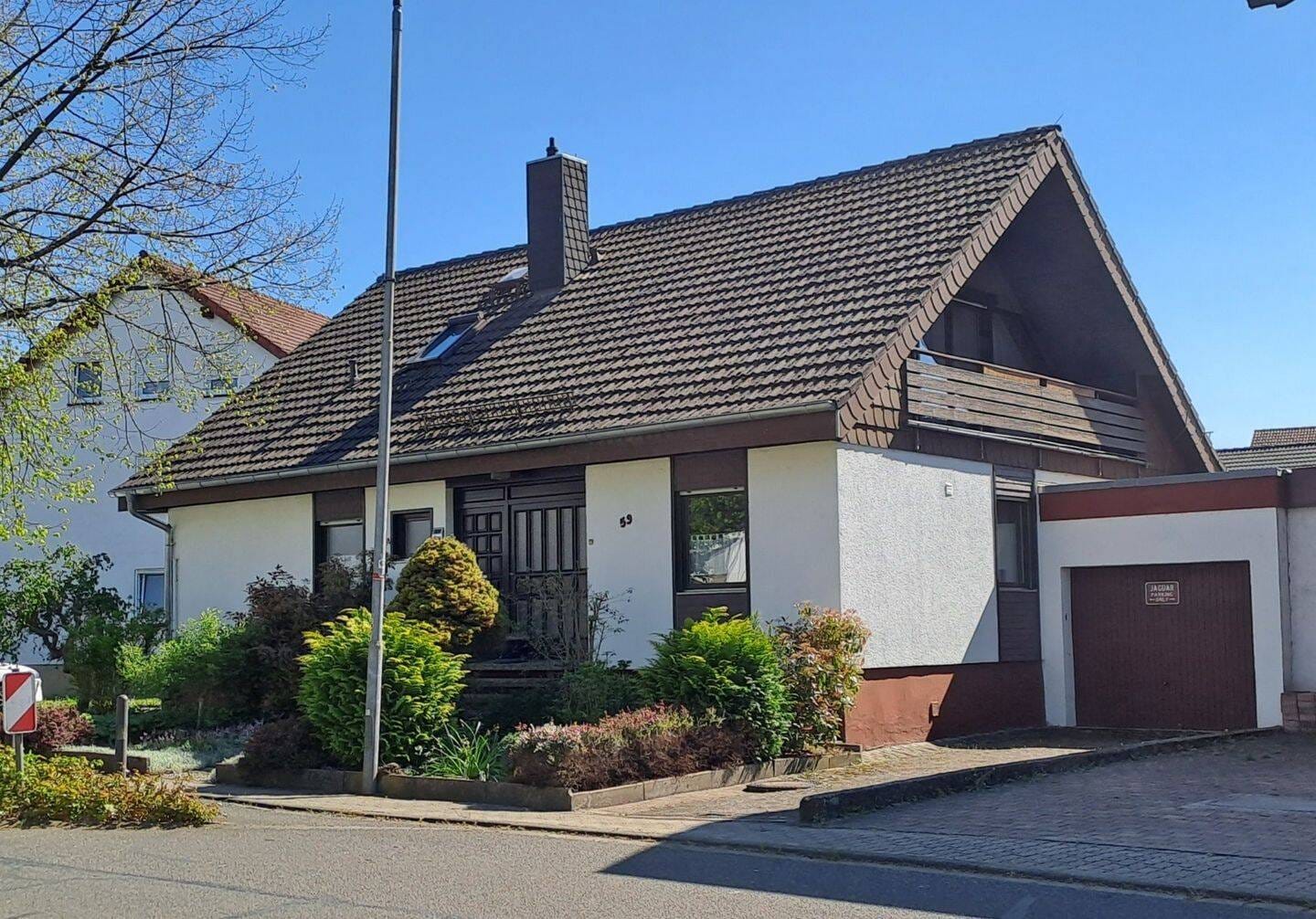 Immobilie in Ubstadt-Weiher - Ubstadt ***  Großzügiges Ein- bis Zweifamilienhaus mit Wintergarten und sonnigem Südgarten in zentraler Lage! - Bild 2